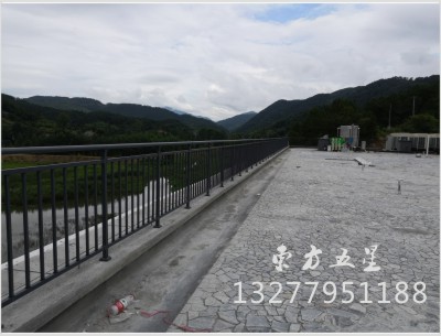 锌钢护栏---团风楼顶锌钢护栏施工